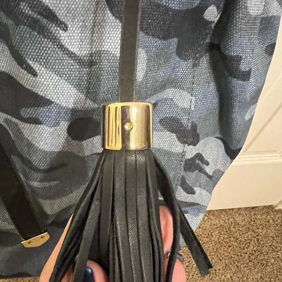 GILI blue camo bucket tote - Picture 4 of 12